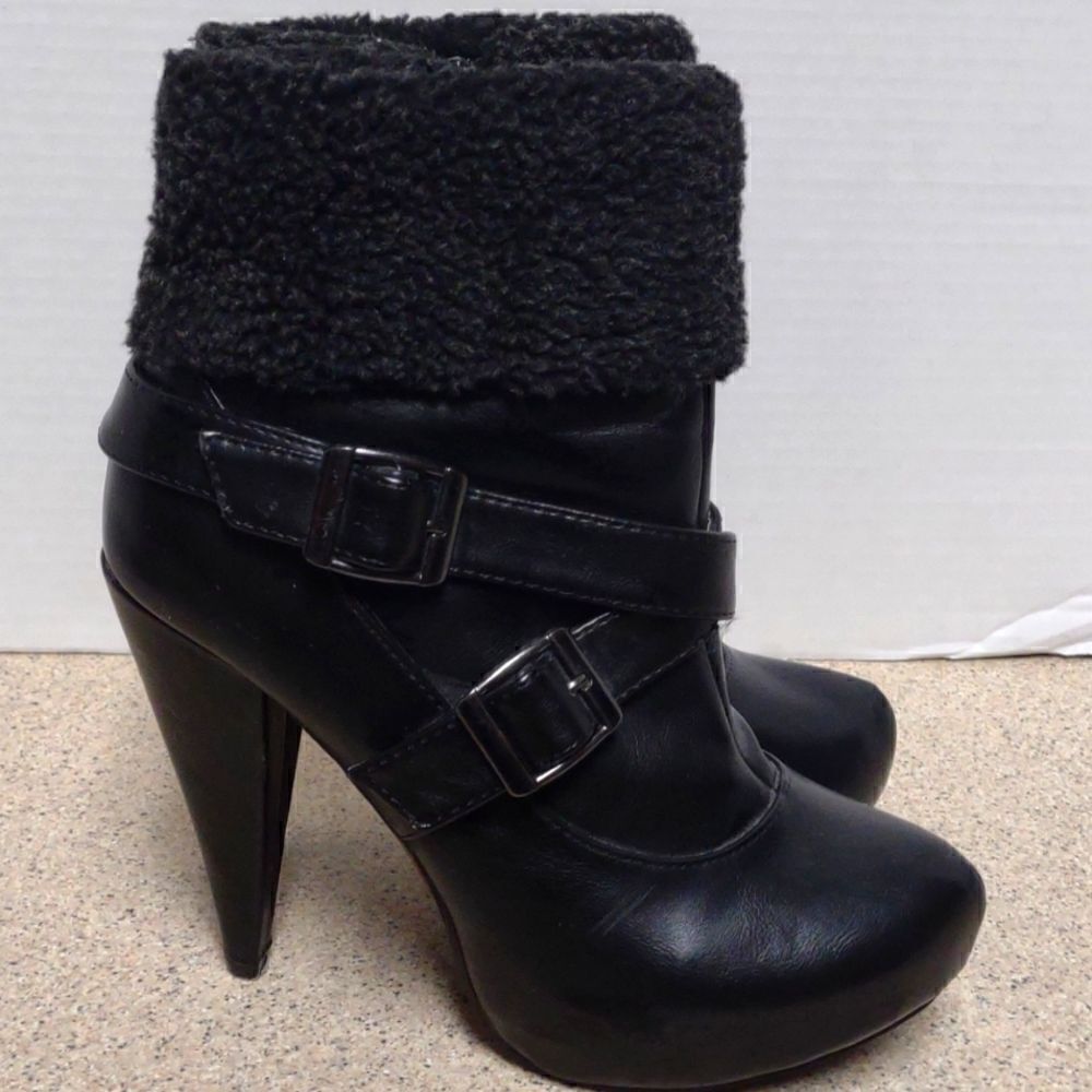 👍 Black Booties Size 7.5.       A2
